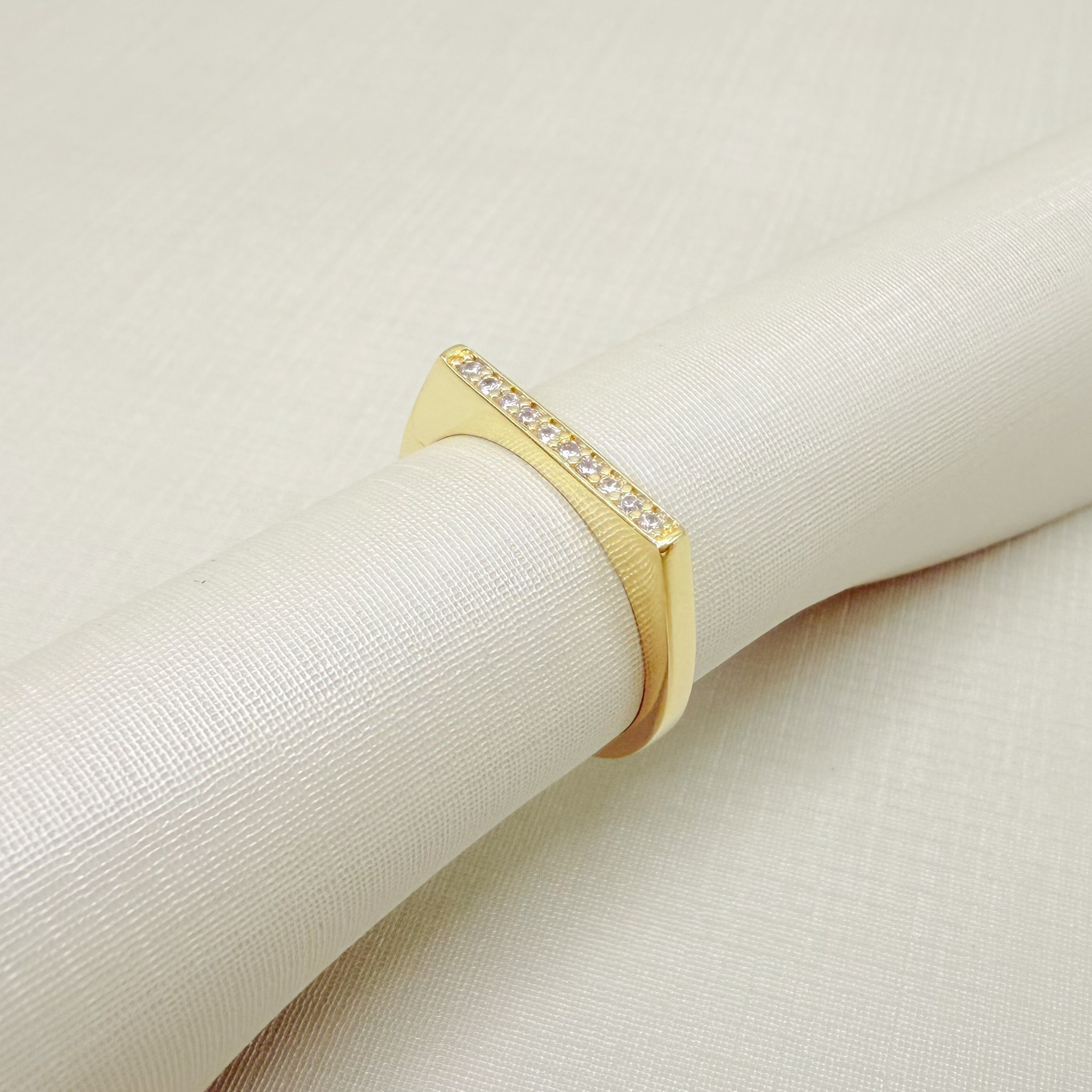 03.2529.1.O - (20) Anel de aro liso com parte superior quadrada em uma linha cravejada com borda