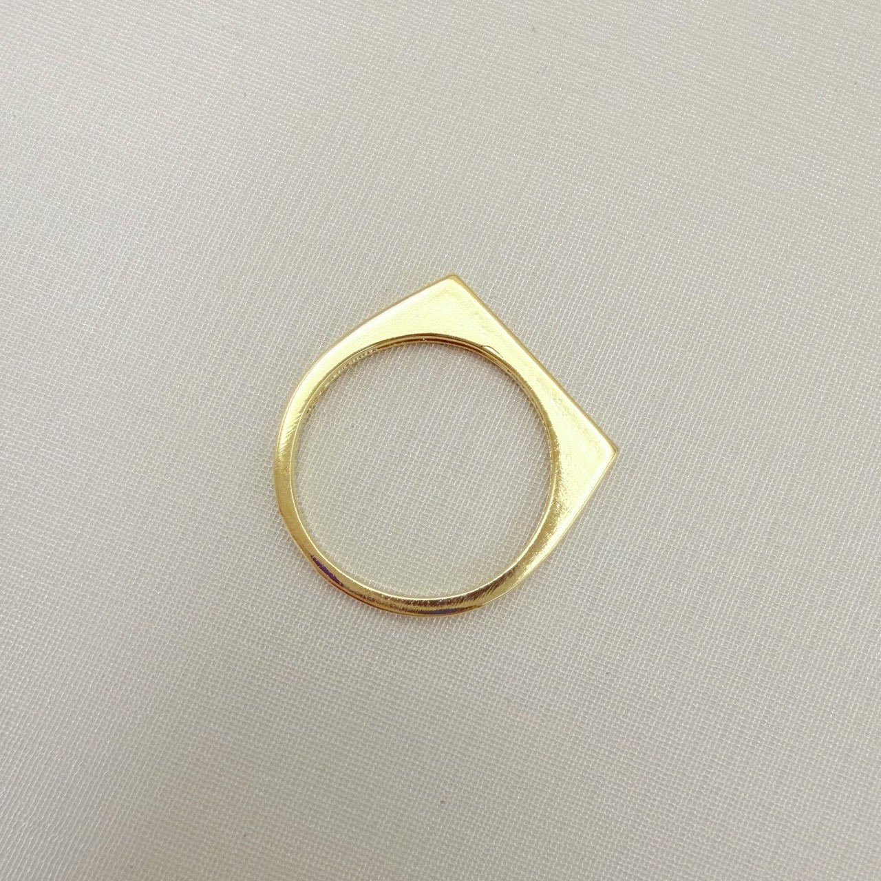 03.2529.1.O - (17) Anel de aro liso com parte superior quadrada em uma linha cravejada com borda