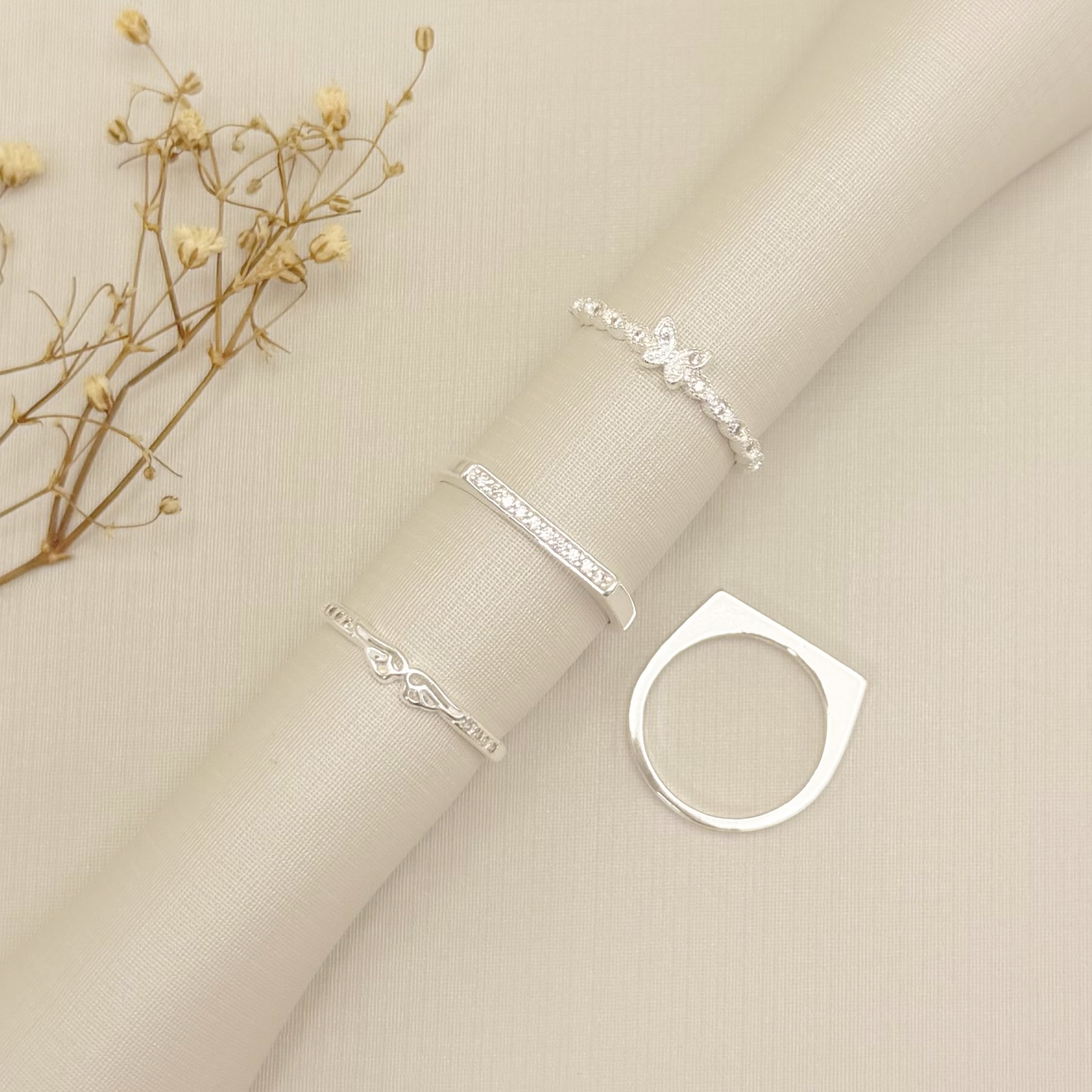 03.2529.1.S - (20) Anel de aro liso com parte superior quadrada em uma linha cravejada com borda