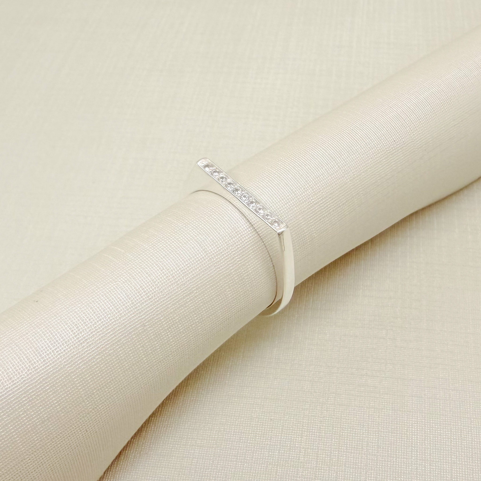 03.2529.1.S - (15) Anel de aro liso com parte superior quadrada em uma linha cravejada com borda