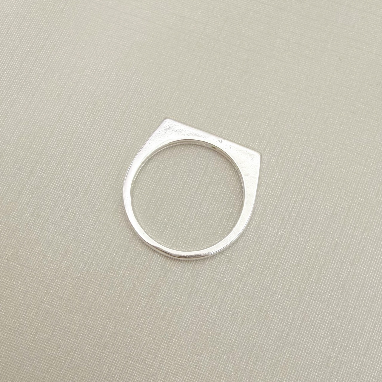 03.2529.1.S - (15) Anel de aro liso com parte superior quadrada em uma linha cravejada com borda