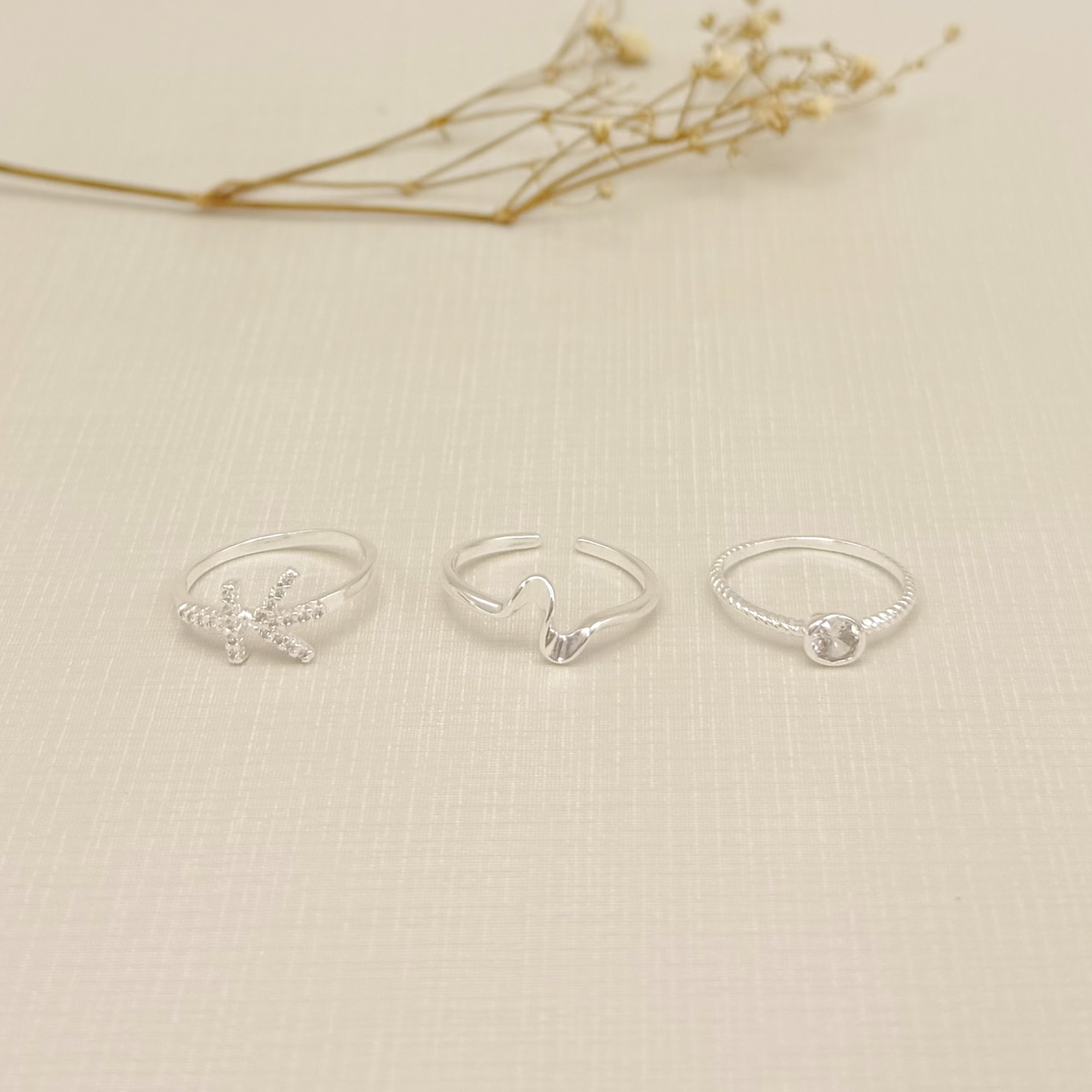 01.0212.1.S - (11) Anel de mindinho com desenho seta e traço cravejados