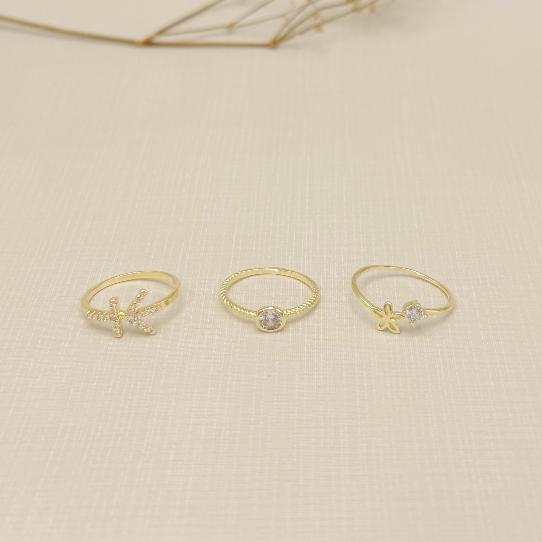 01.0213.1.O - (11) Anel de mindinho com aro torcido de solitário em cravação inglesa