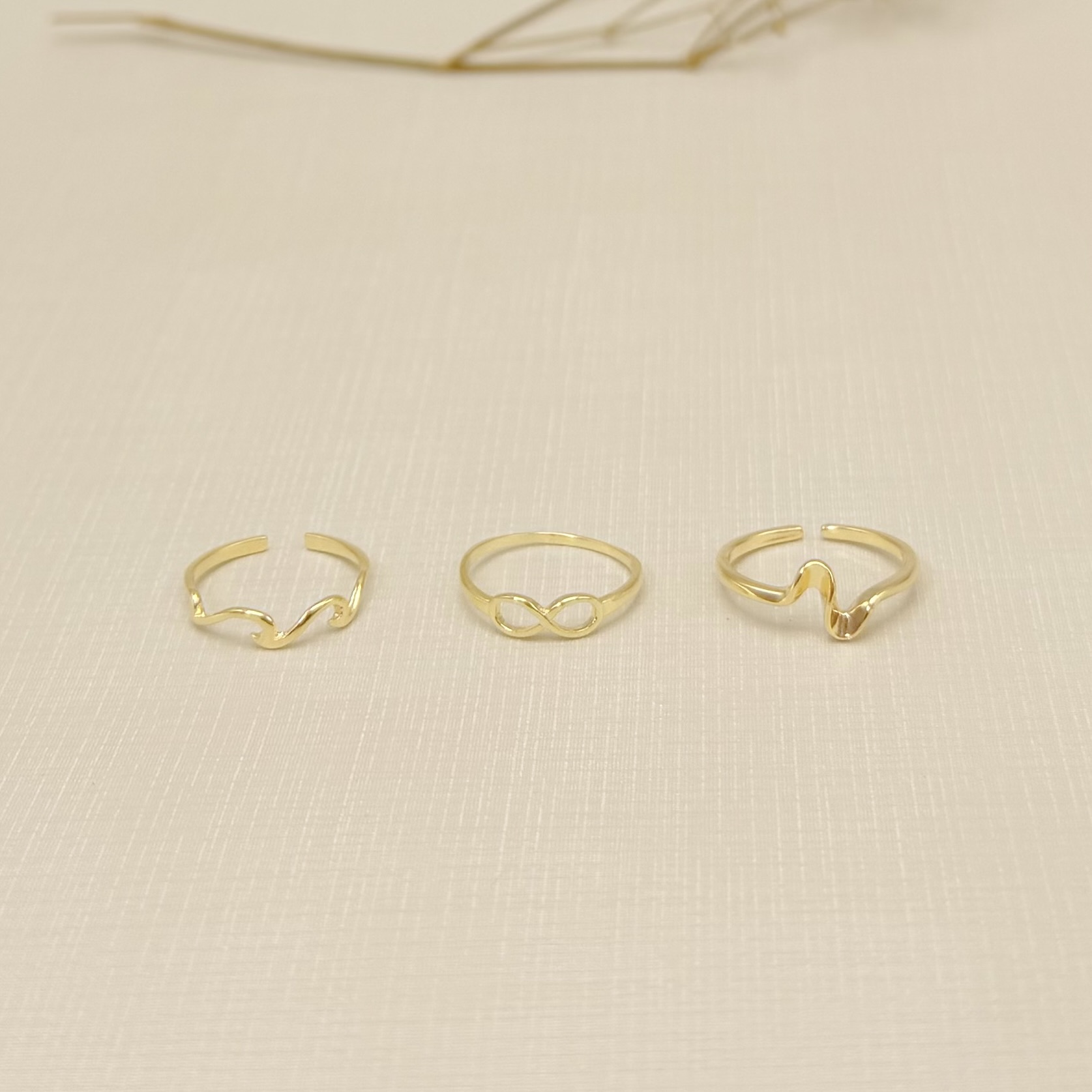 01.0214.0.O - (10) Anel de mindinho de aro fino liso com simbolo do infinito liso