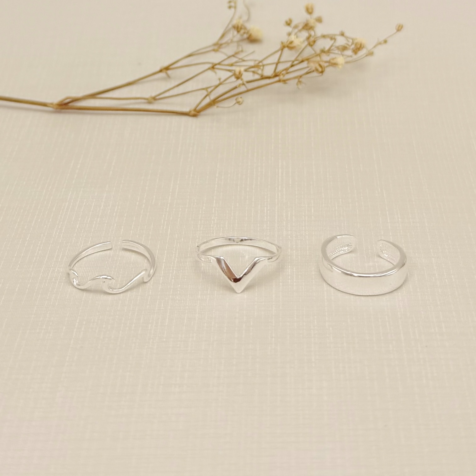 01.0215.0.S - (Reg) Anel de mindinho de aro fino com desenhos de ondas lisas