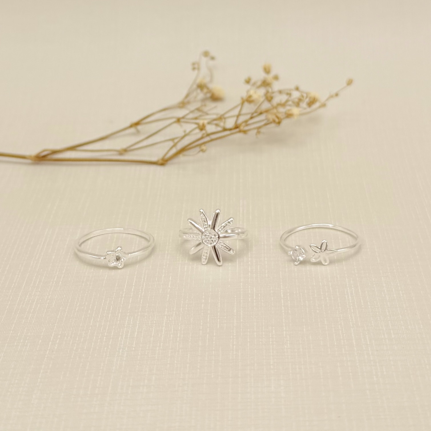 01.0218.0.S - (reg) Anel de mindinho em aro fino com parte superior em flor sol