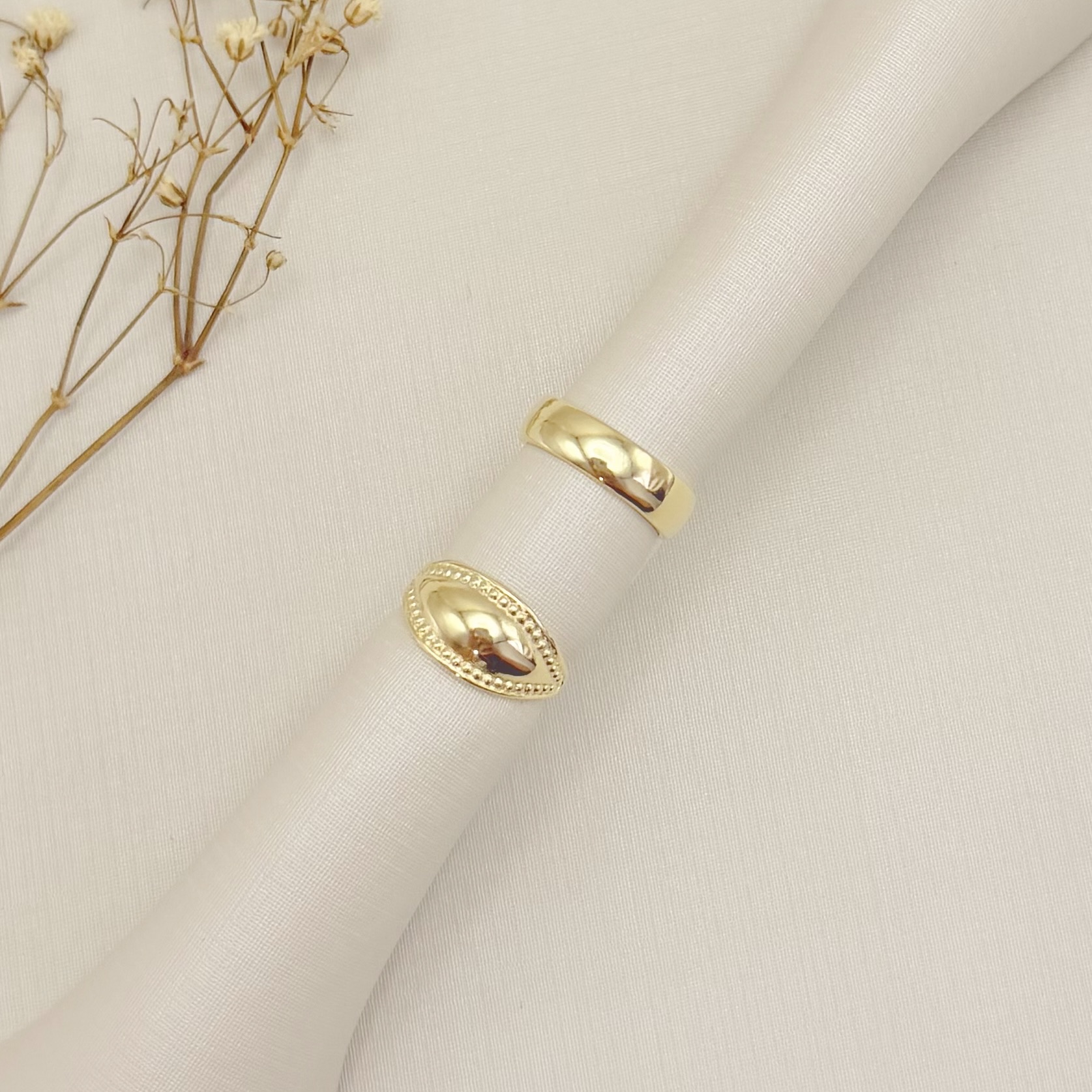 01.0219.0.O - (Reg) Anel mindinho em formato navete liso com borda spikes