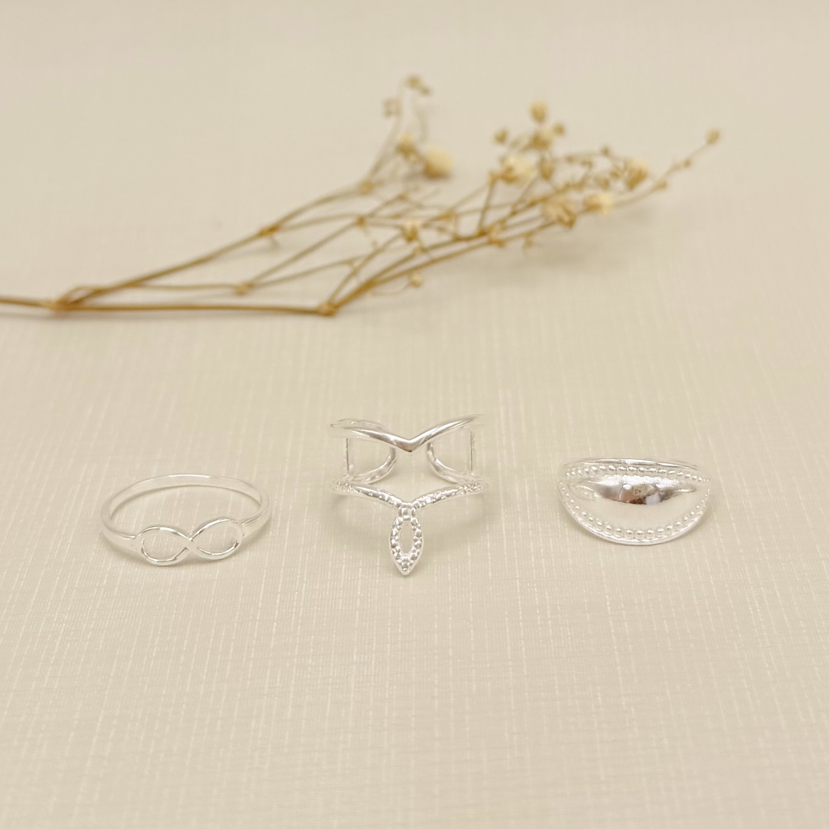 01.0222.0.S - (Reg) Anel de mindinho duplo desenho V com silhueta navete