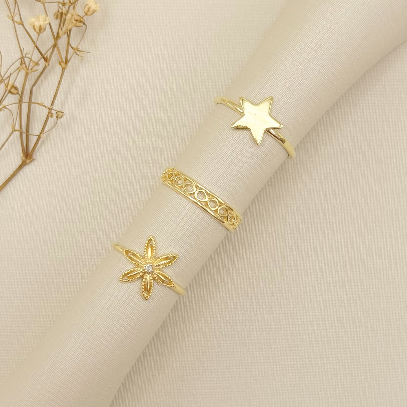 03.2531.1.O - (16) Anel de aro fino com flor de margarida com central em ponto de luz