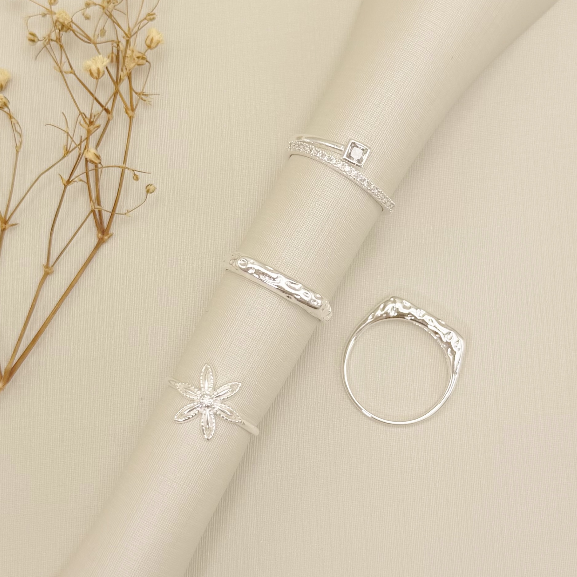 03.2531.1.S - (15) Anel de aro fino com flor de margarida com central em ponto de luz