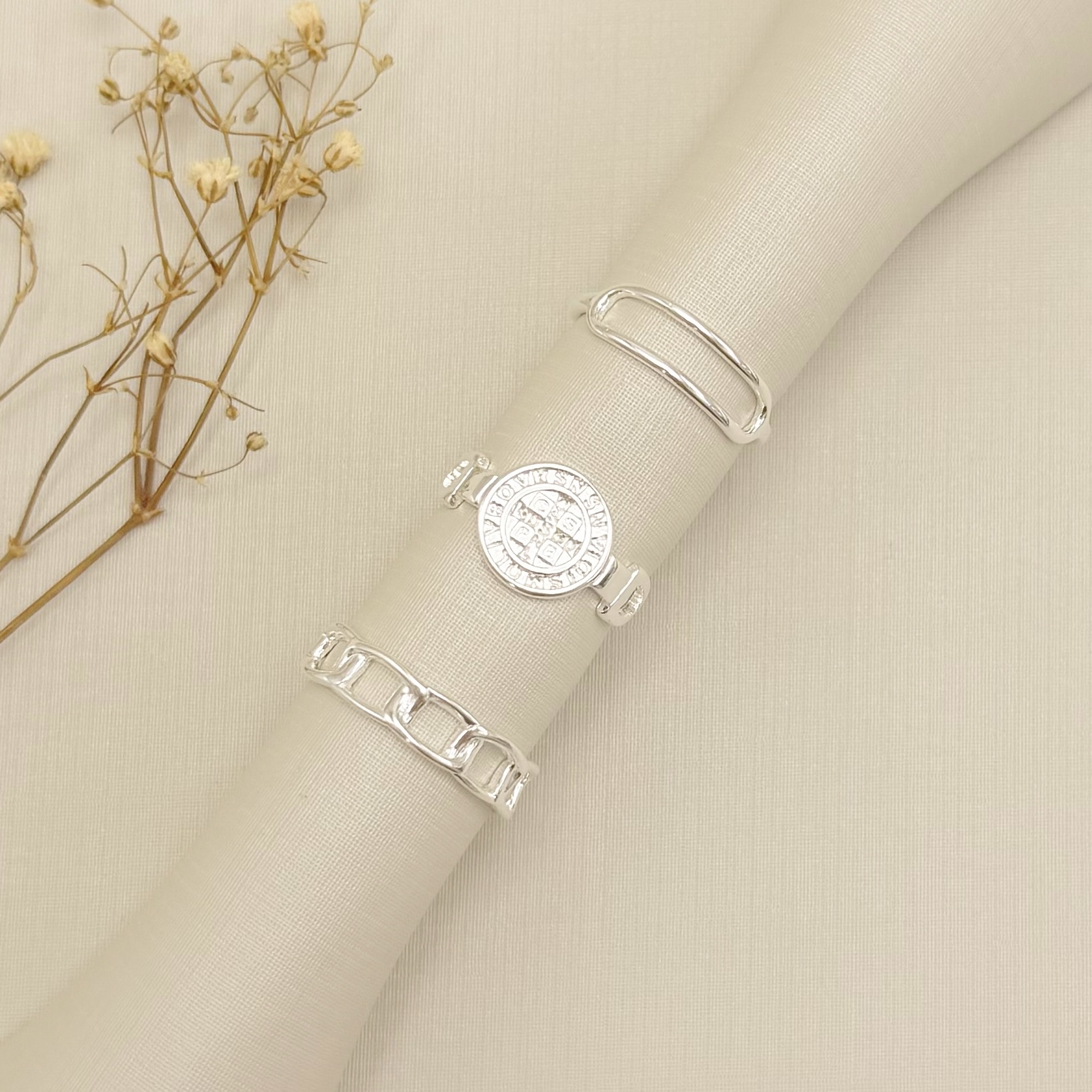 03.2534.0.S - (18) Anel de aro fino com parte superior em aro duplo ovalado liso