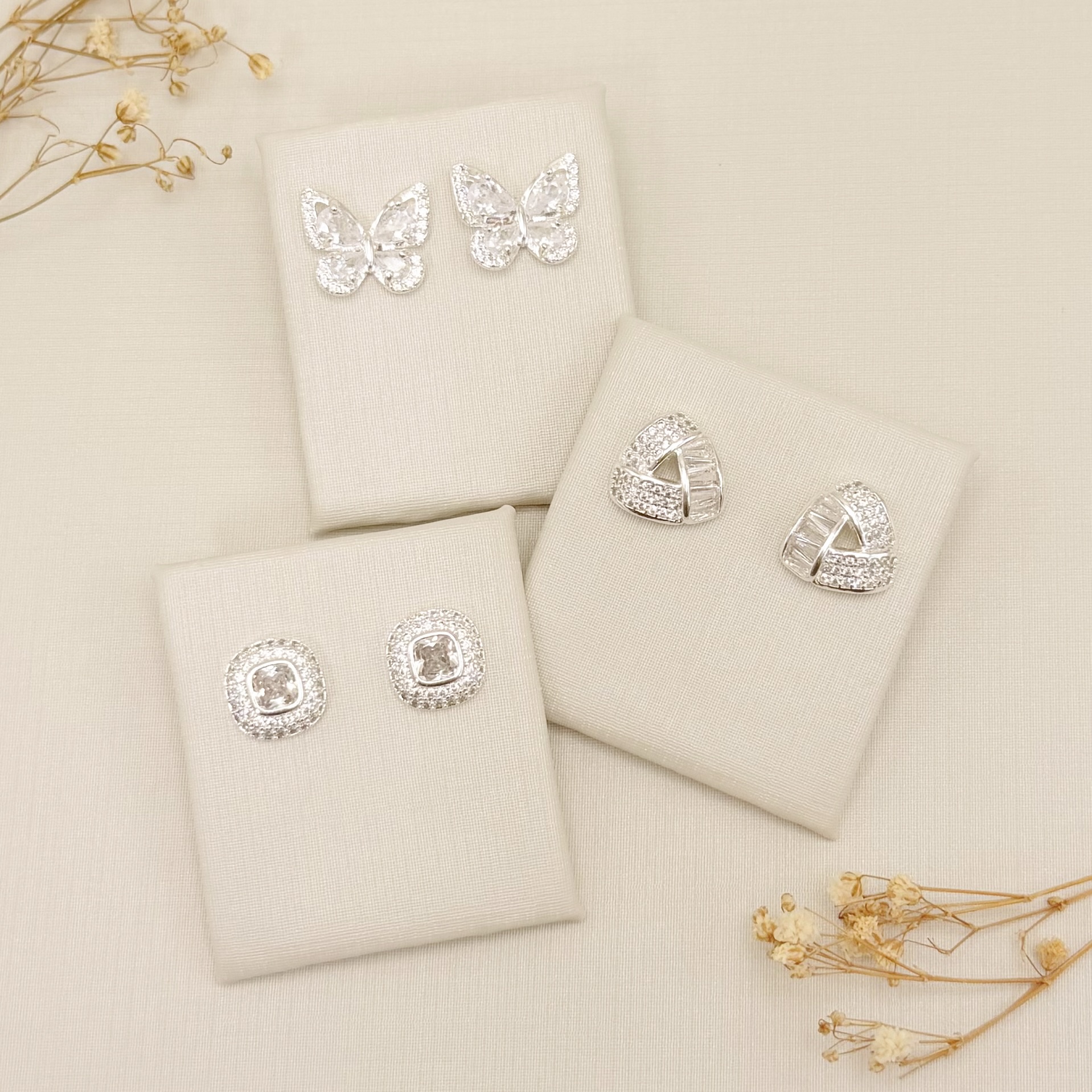 07.2846.1.S - Brinco triangulo em três barras largas sobrepostas com borda lisa