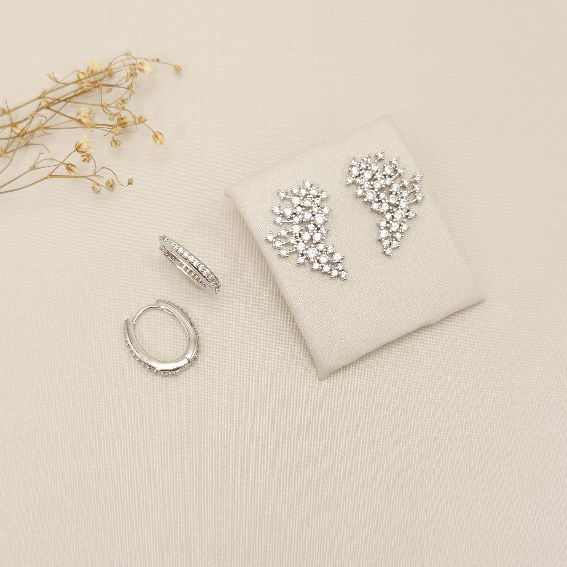 05.3109.1.B - Argola oval com uma coluna de cravação frente e atrás crescente