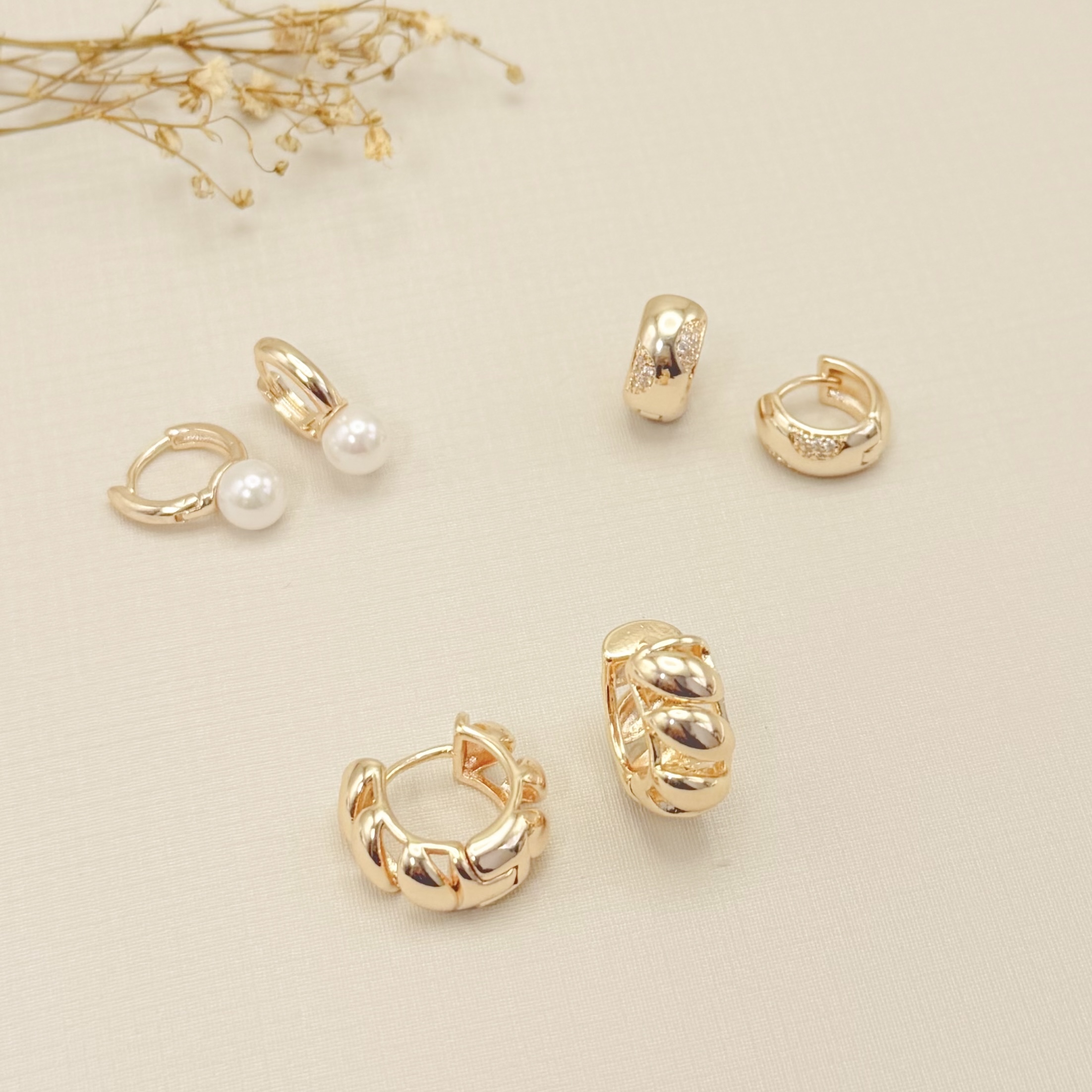 05.3114.15.O - Argola de tubo simples liso com pérola na parte inferior