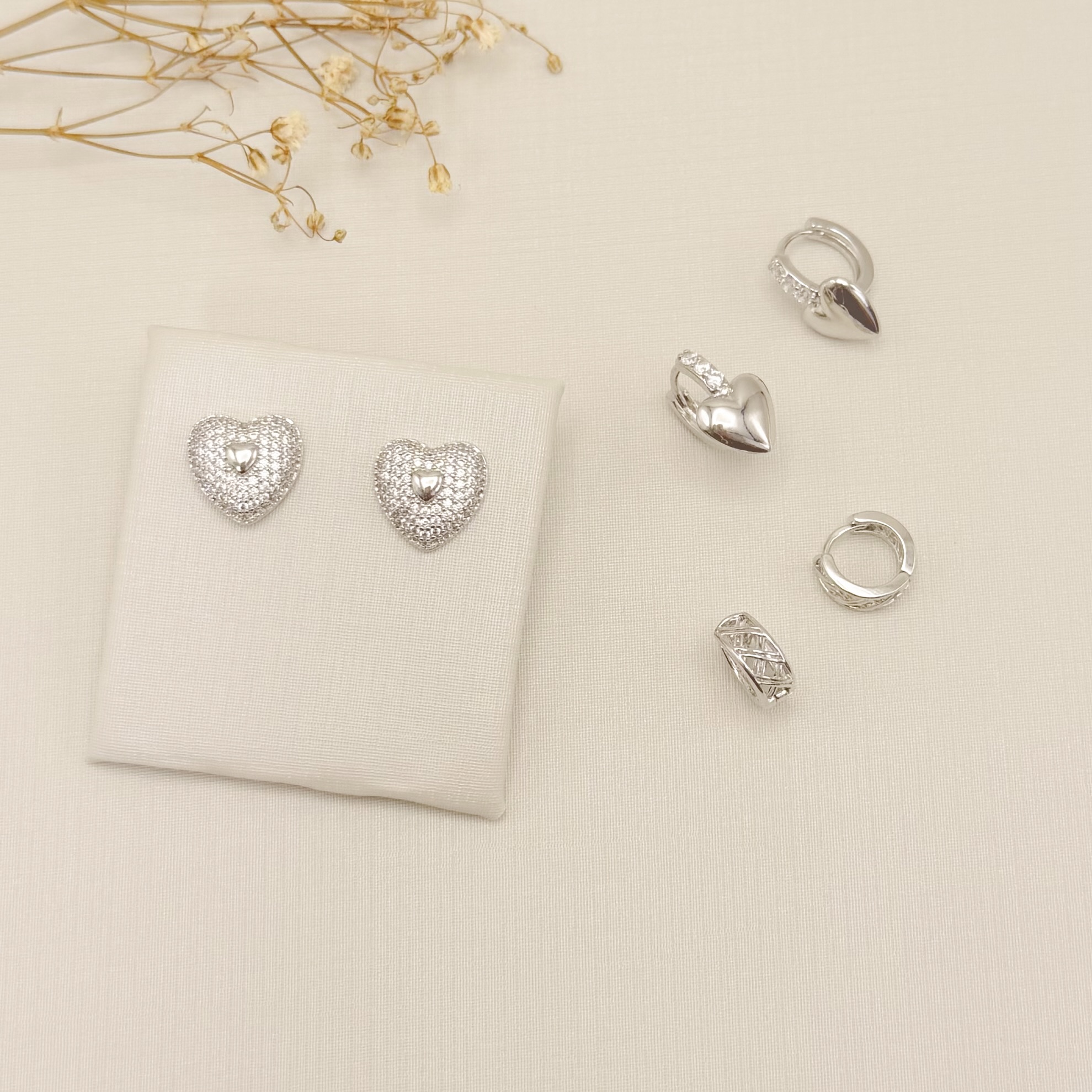 05.3113.1.B - Argola de uma coluna cravejada curta com coração liso em parte inferior