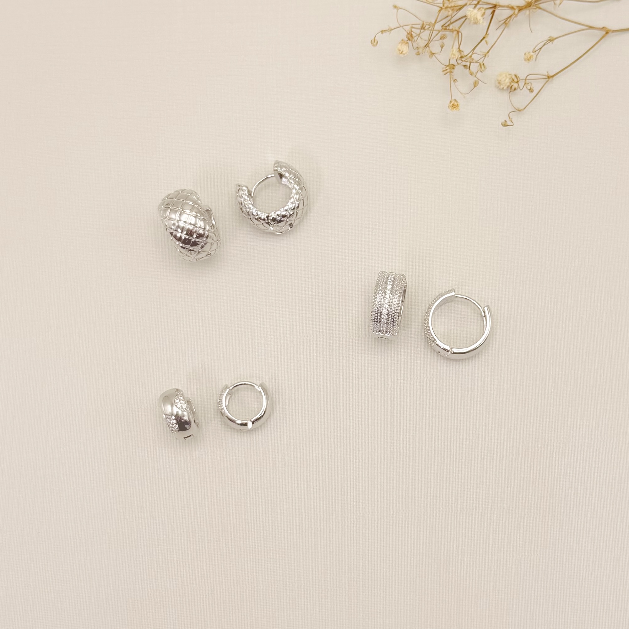 05.3116.1.B - Argola grande de uma coluna cravejada central com uma coluna em spike em cada lado