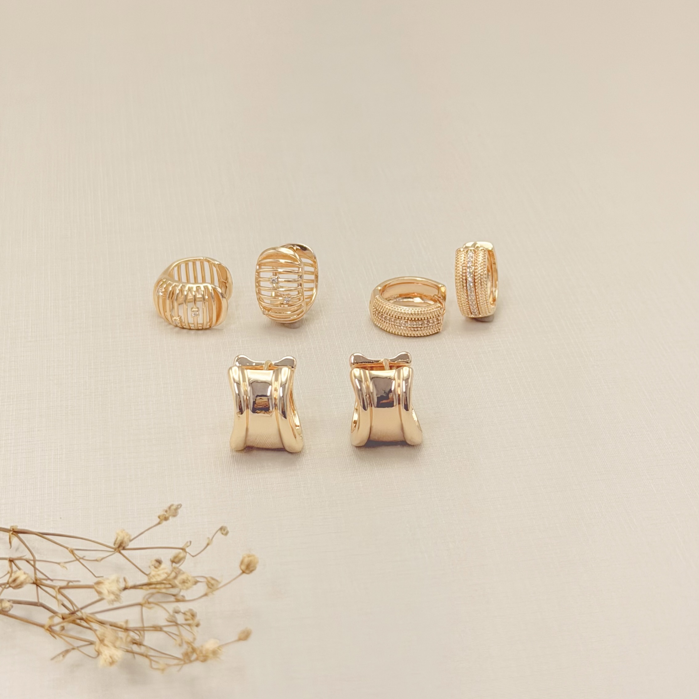 05.3119.1.O - Argola larga em barras finas espaçadas com alguns mini pontos de luz