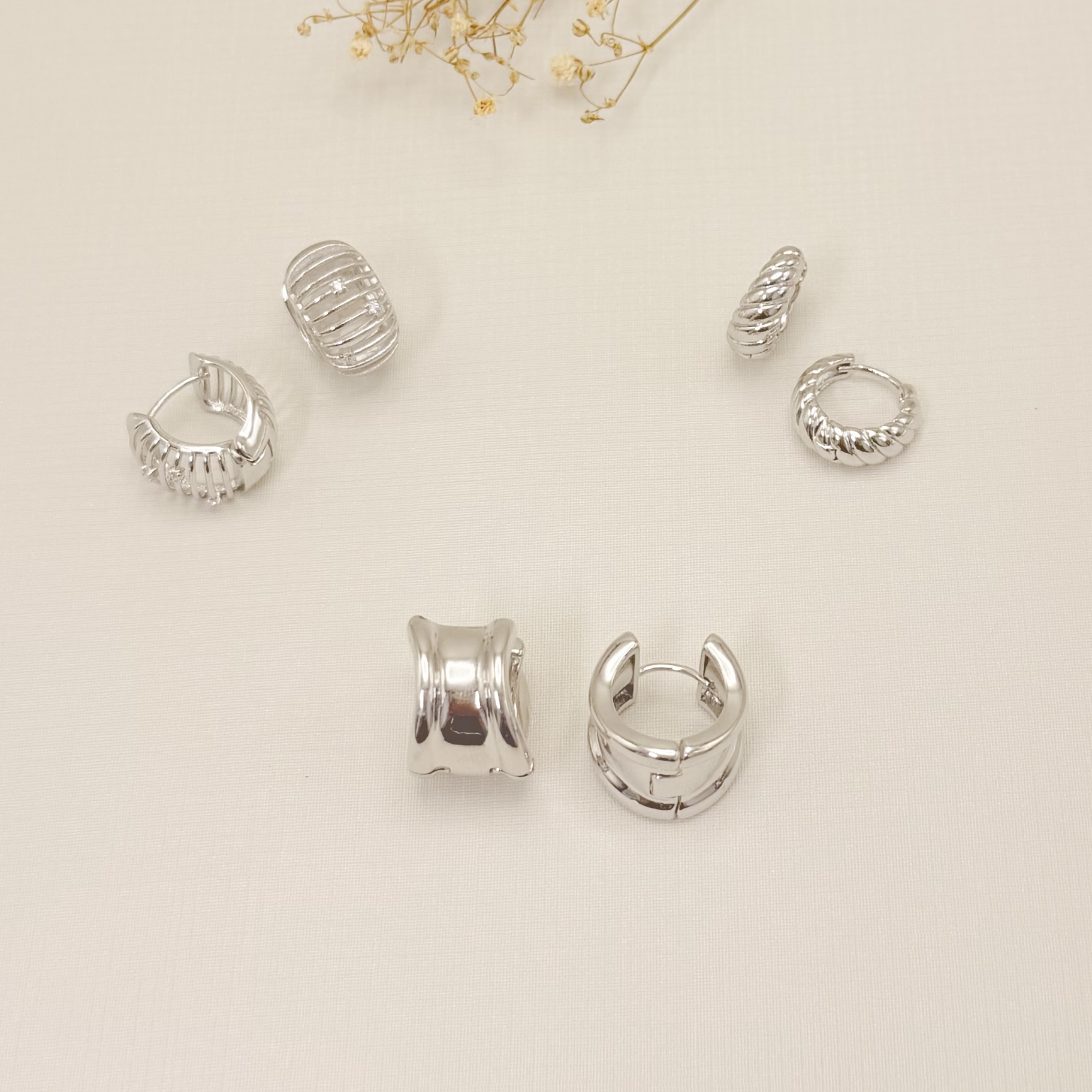 05.3119.1.B - Argola larga em barras finas espaçadas com alguns mini pontos de luz