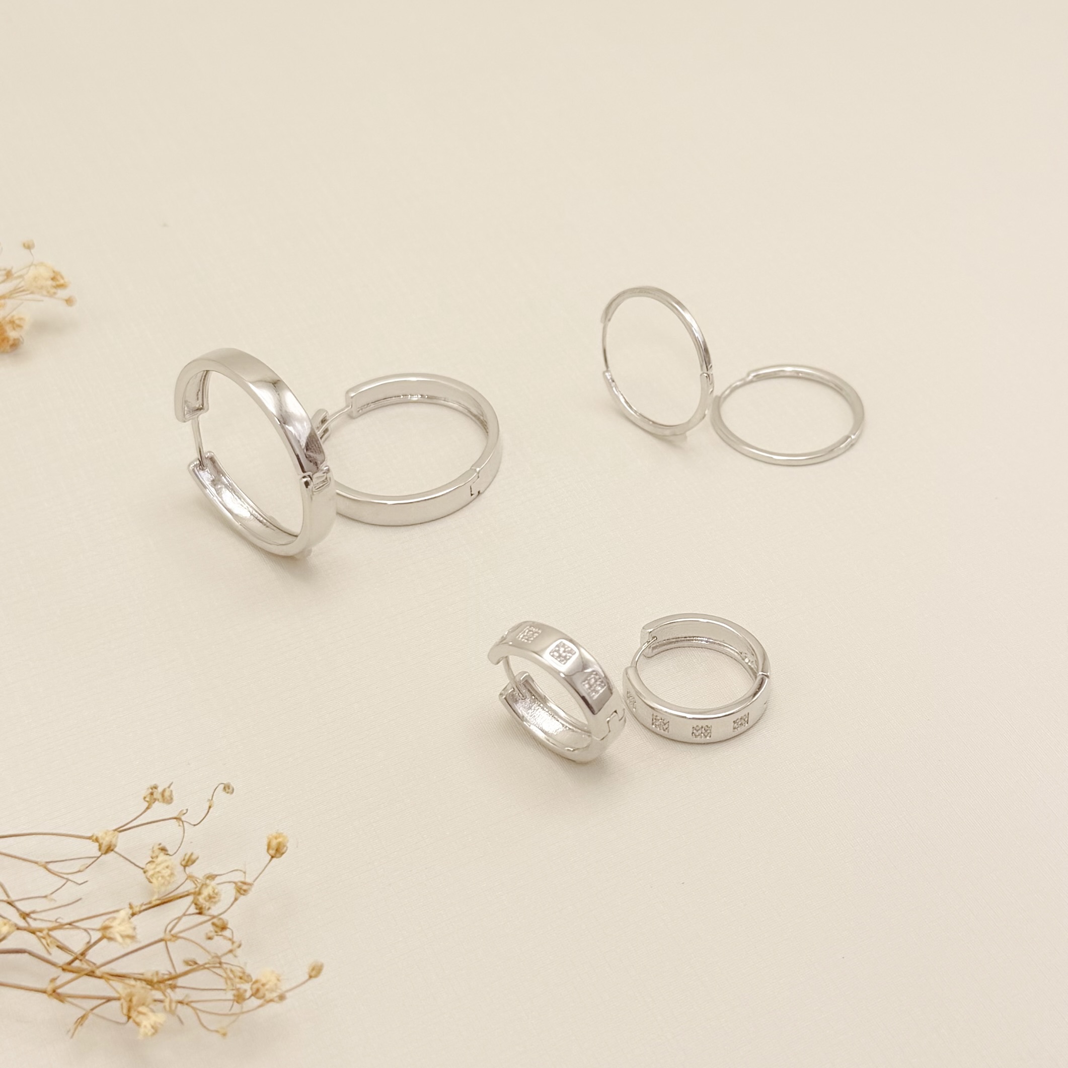 05.3130.1.B - Argola de efeito quadradinhos cravejados em barra lisa