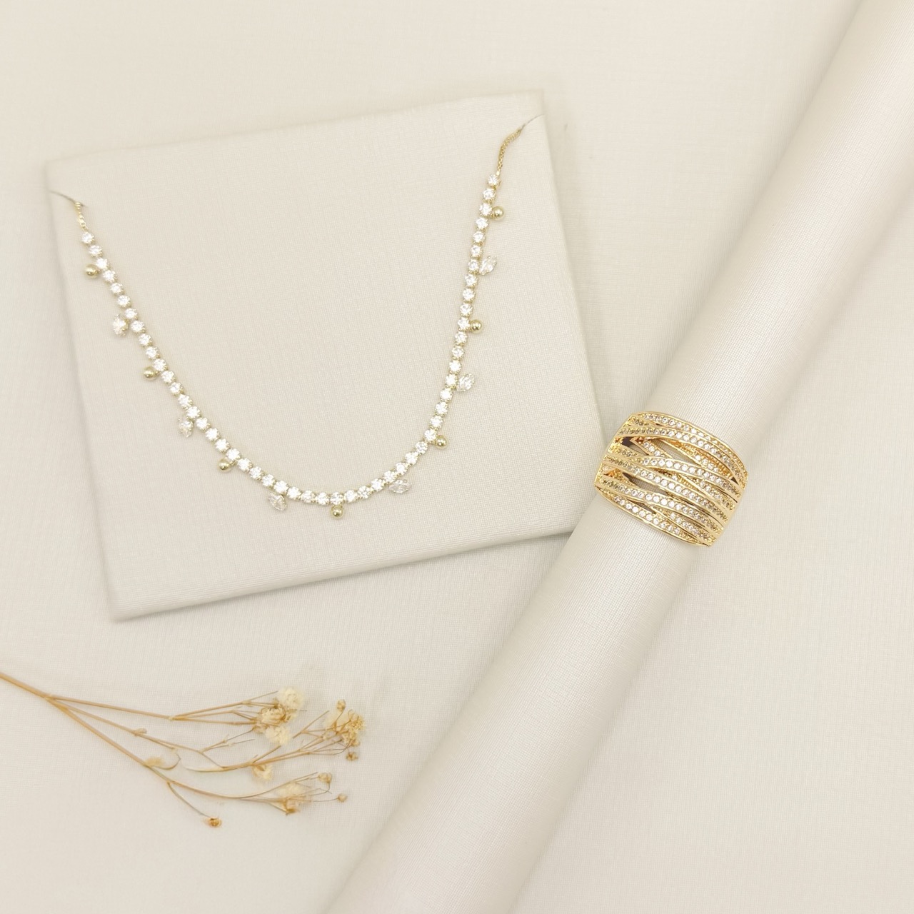 03.2540.1.O - (21) Anel de múltiplos traços cravejados com borda