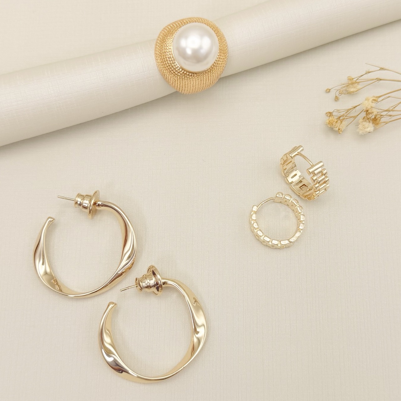 03.2542.15.O - (17) Anel alto com pérola central envolvida com efeito spike