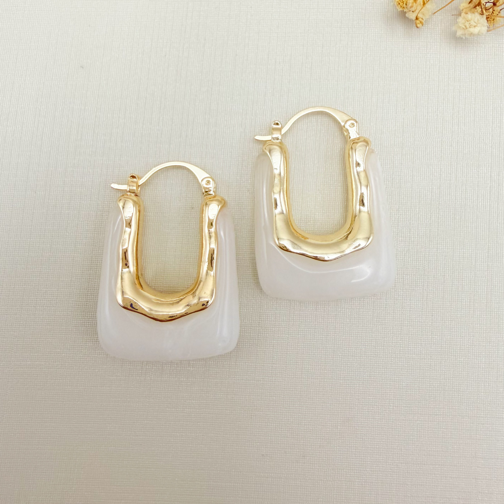 06.1828.15.O - (V2)Argola retangular resina quartzo com cobertos em organico