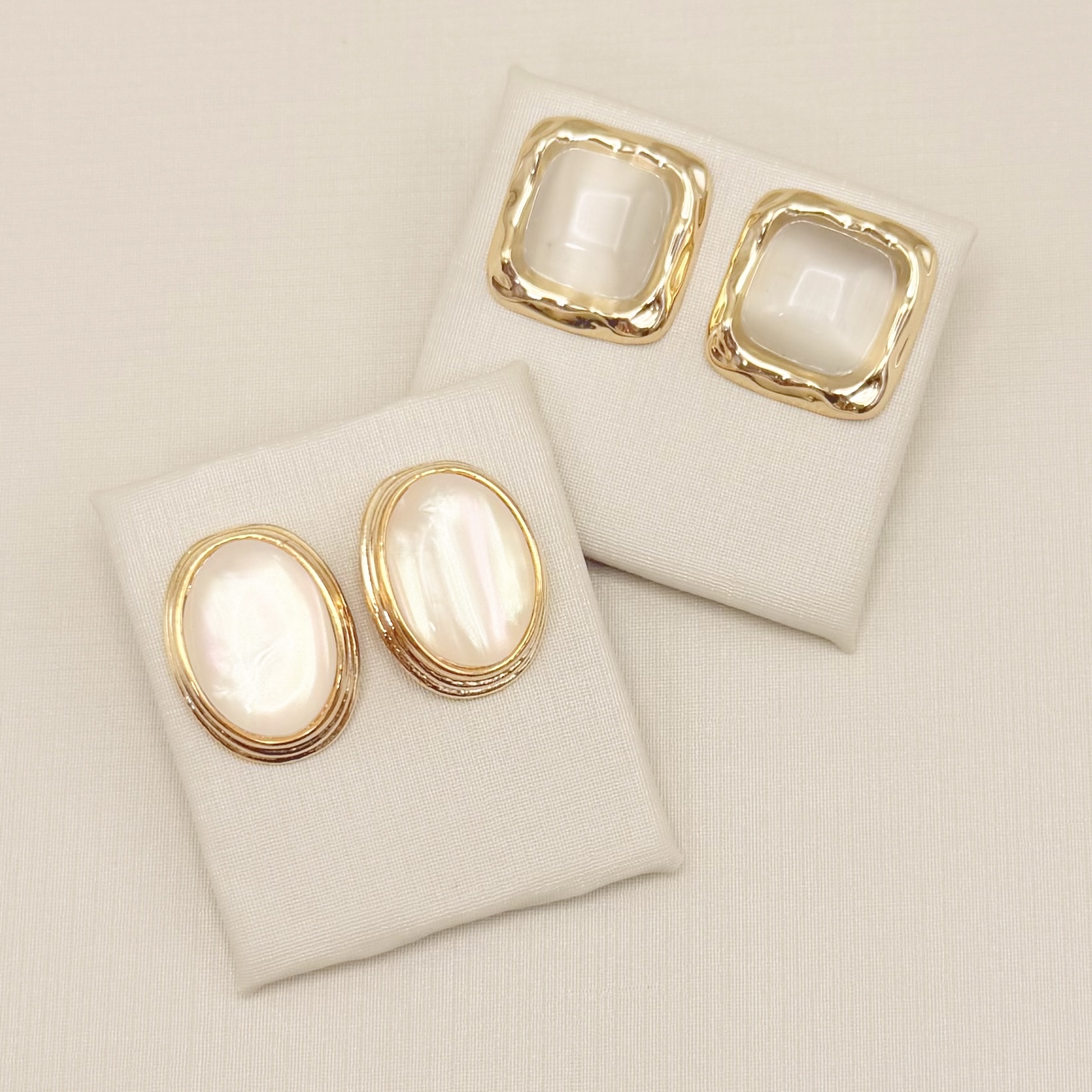 06.1353.15.O - Brinco de madre pérola quadrado com borda larga em efeito orgânico