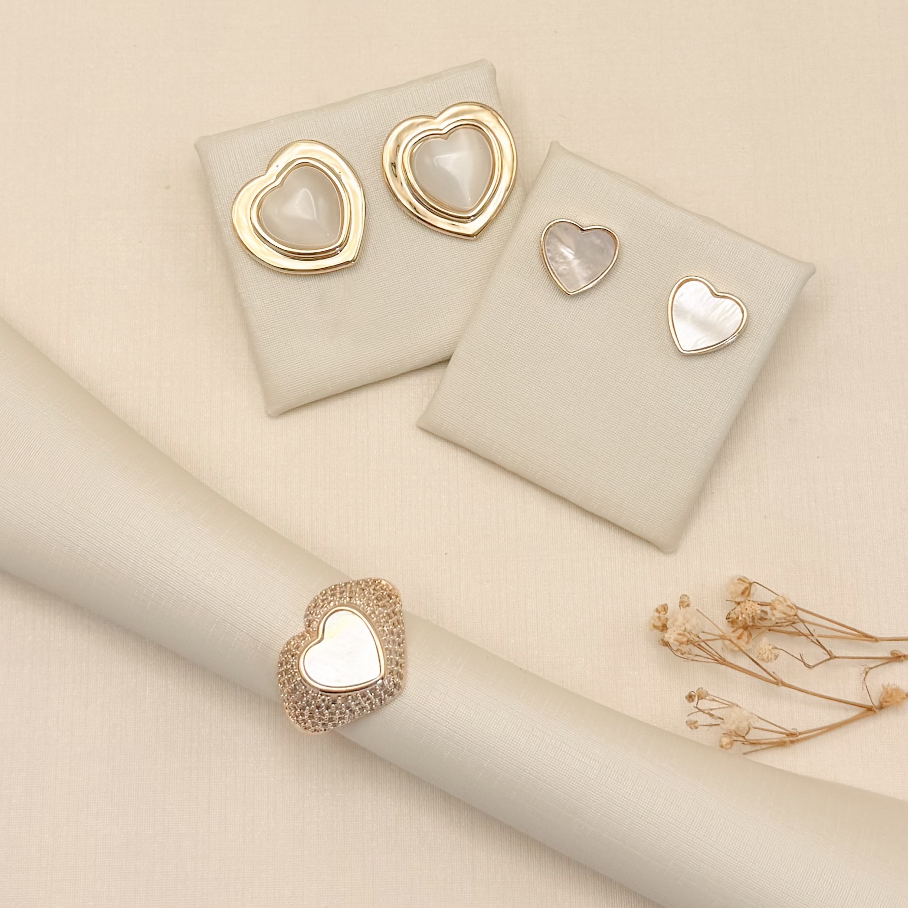 07.2850.15.O - Brinco em coração de madre pérola com borda reta lisa