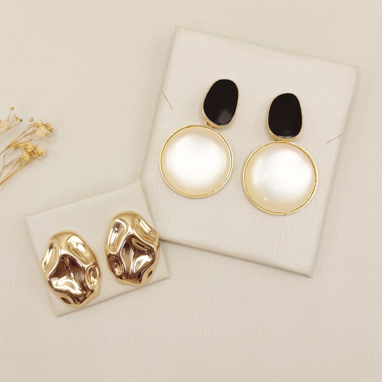 06.1355.15.O - Brinco de base em preto orgânico com pingente circular em madre pérola