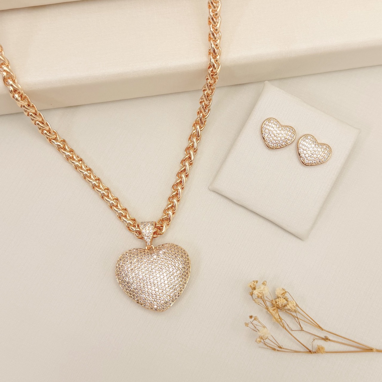 07.2851.1.O - Brinco formato coração em cravação chuveiro