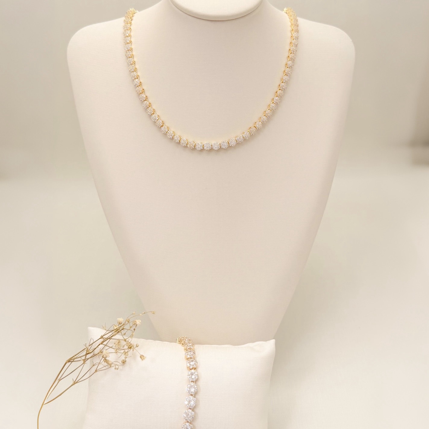 09.2449.1.O - (40) Colar de pequenas flores em riviera com fecho relógio