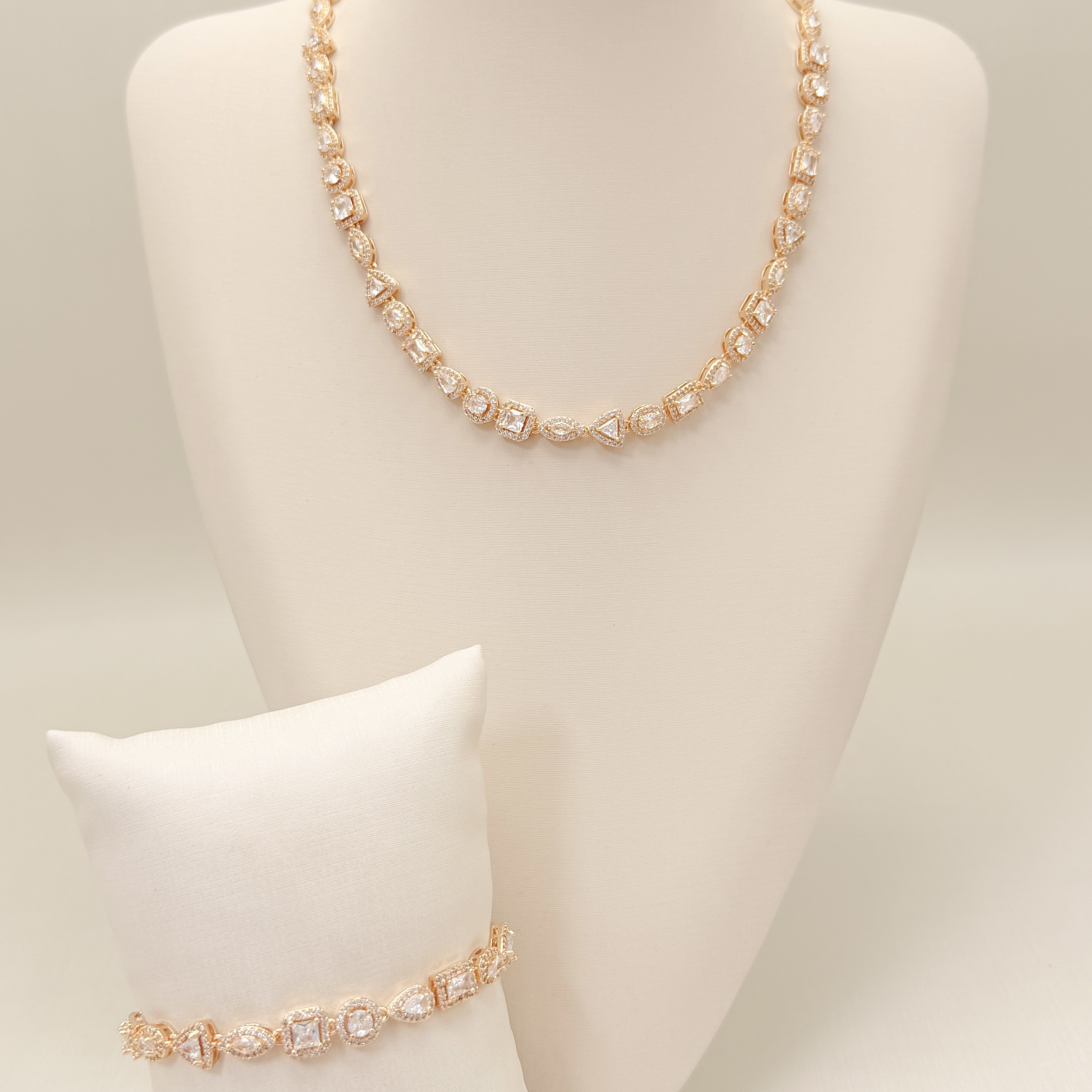 12.2280.1.O - Pulseira de riviera em pedra variadas com aura separada e fecho relógio