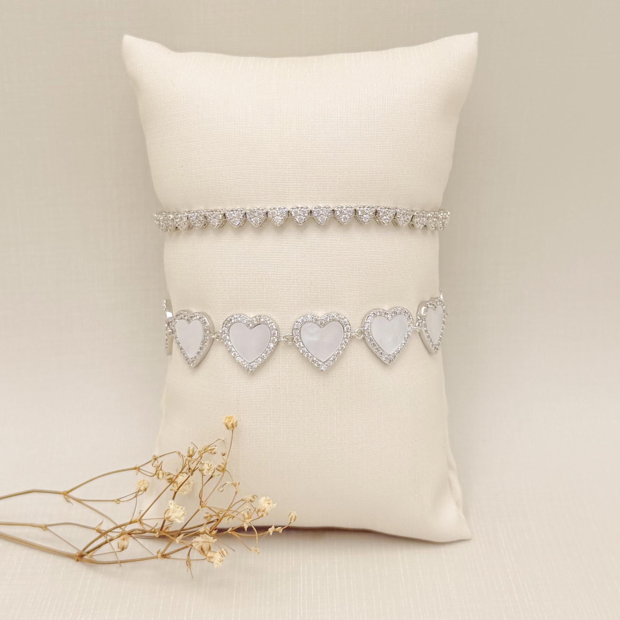 12.2285.15.B - Pulseira de corações em madre pérola com borda cravejadas