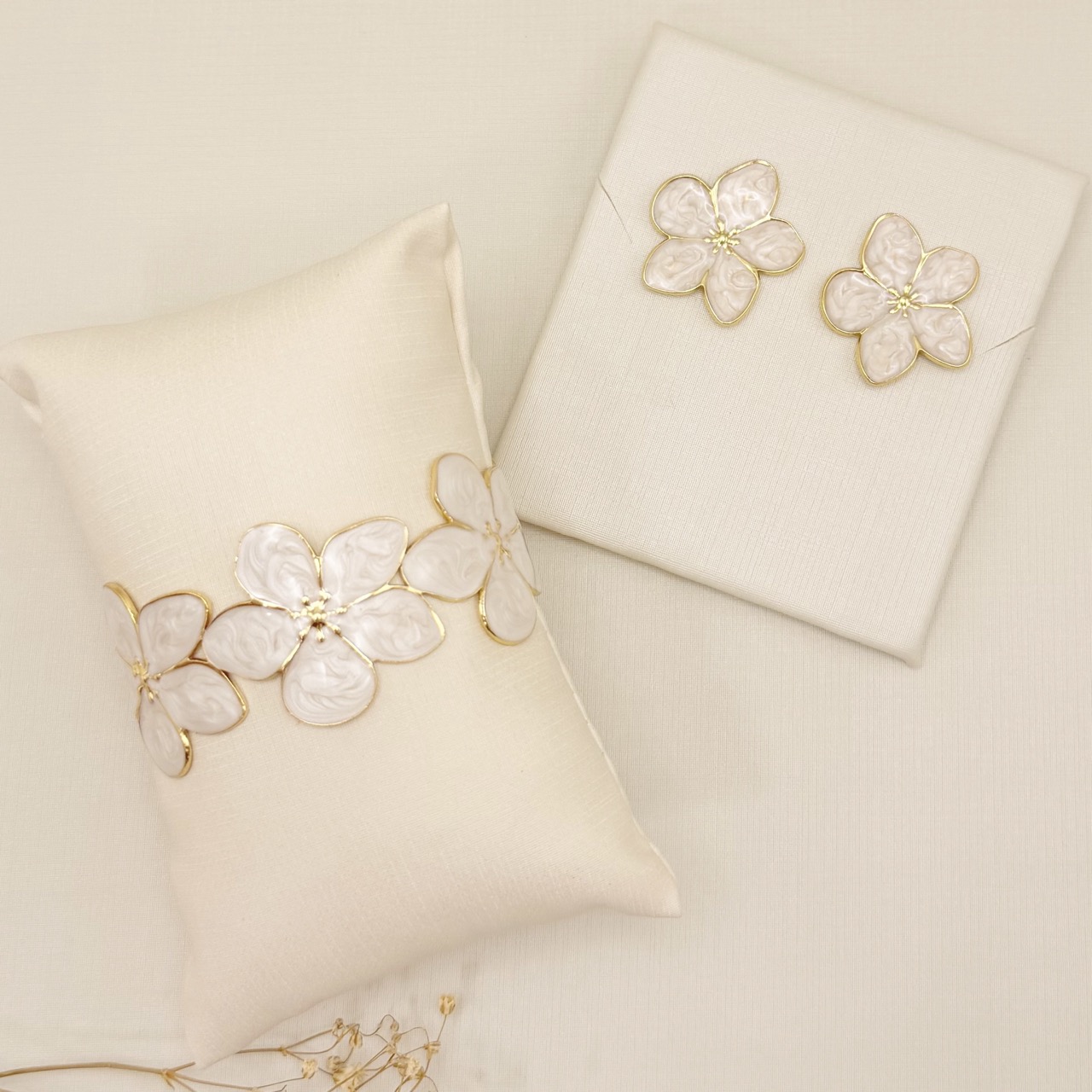 04.0218.15.O - Bracelete aberto em flores petúnias de efeito quartzo