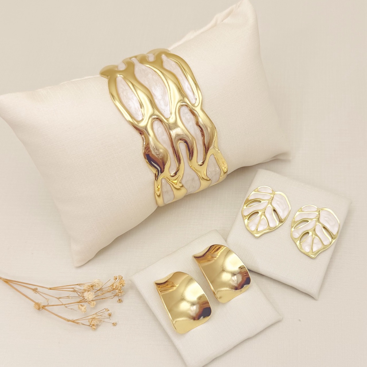 04.0219.15.O - Bracelete de efeito orgânico com partes lisas e quartzo