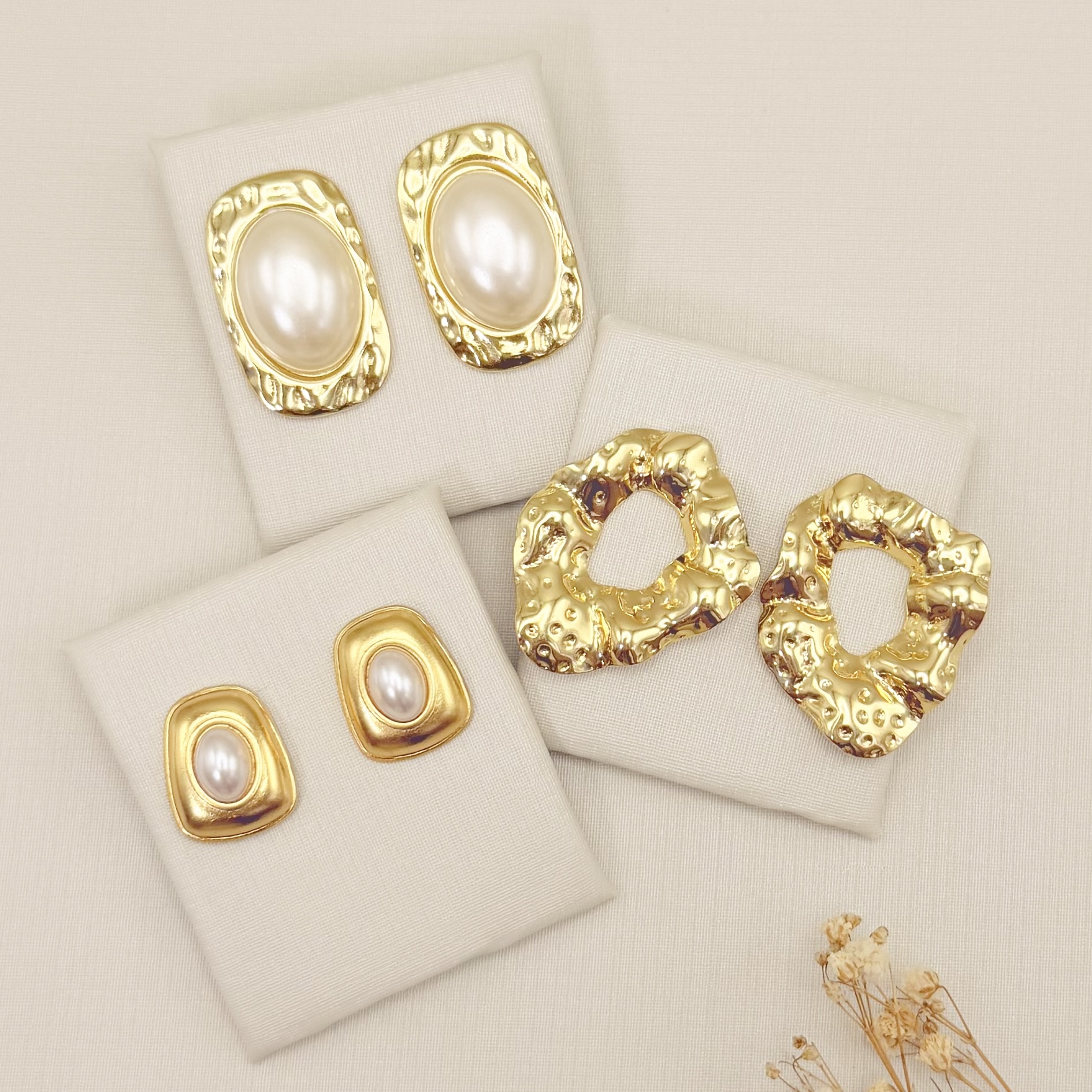 07.2849.15.O - Brinco em formato trapezio com pérola oval central