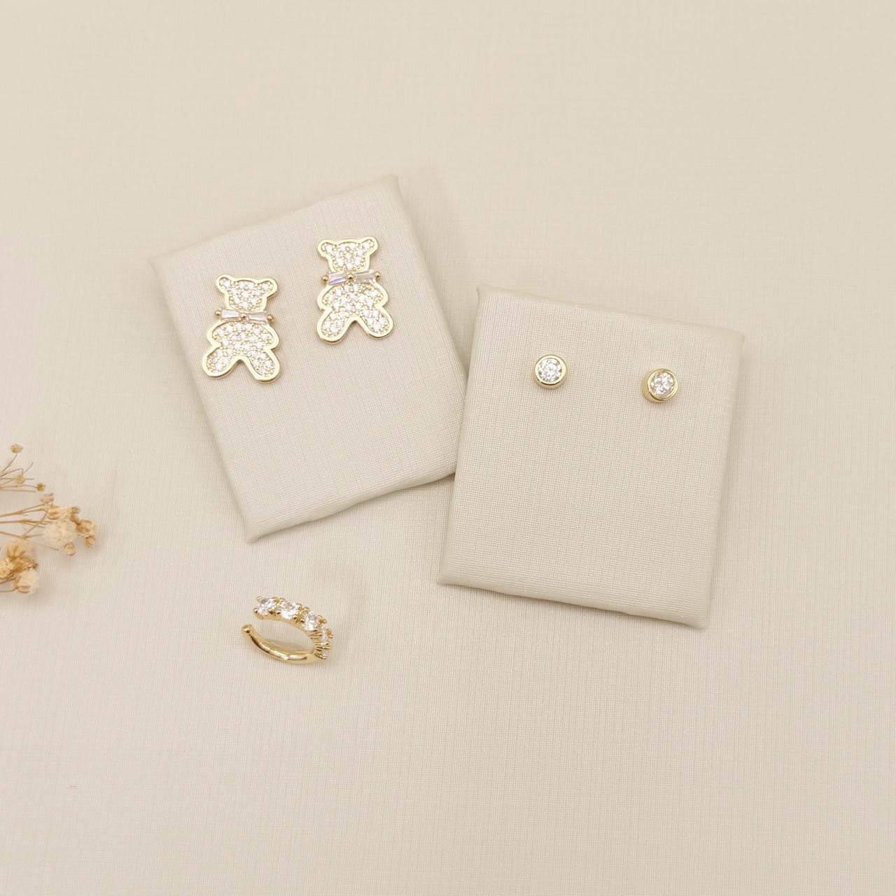 07.2852.1.O - Brinco de ponto de luz em cravação inglesa clássica