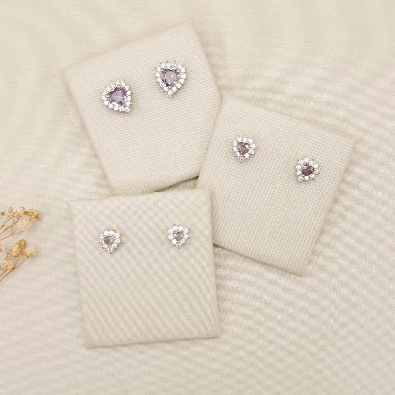 07.2853.22.B - (Tam.P) Brinco de coração central com uma borda em aura