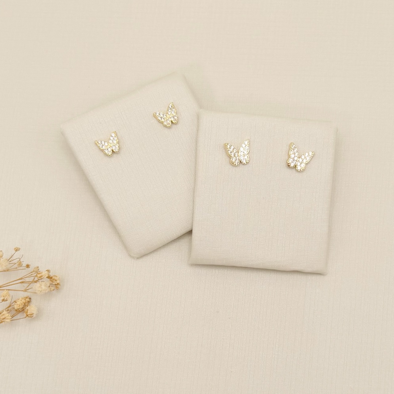 07.2857.1.O - Brinco de borboleta cravejada de borda reta