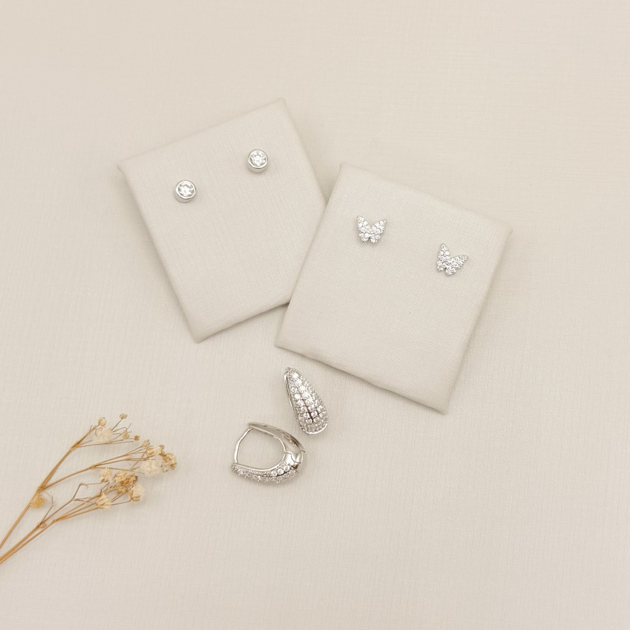 05.3143.1.B - Argola de formato U em gota com frente de cravação clássica