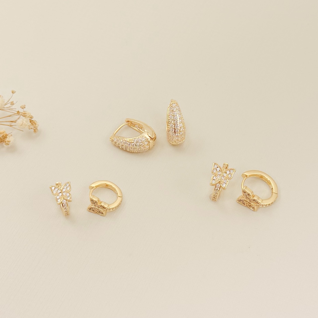 05.3138.1.O - (Tam.P) Argola circular de borboleta solitaria cravejada de borda lisa