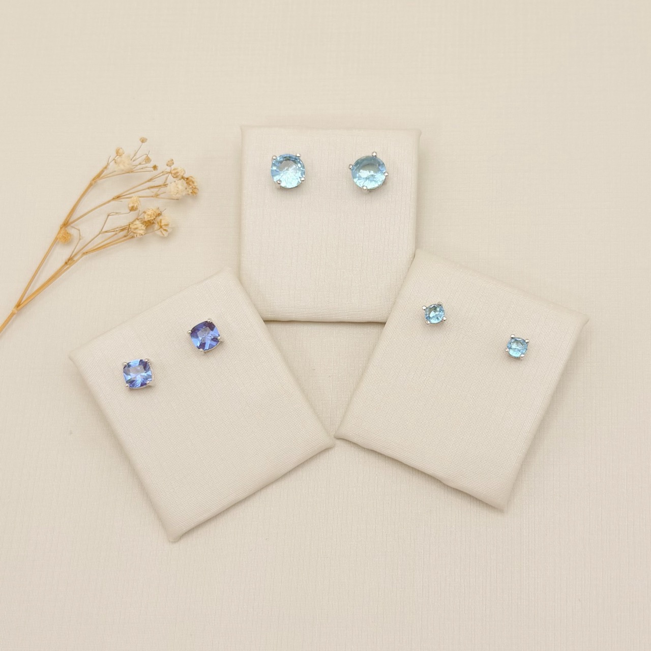 07.2858.10.B - (0.4mm) Brinco de ponto de luz com galeria e cravação quatro garras