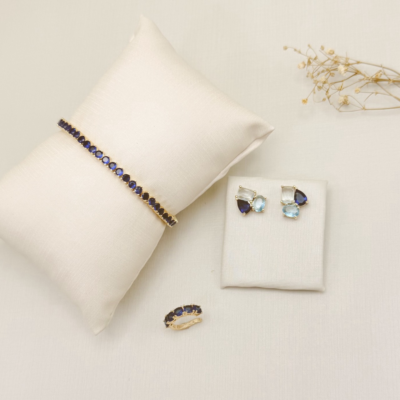 07.2860.C.O - Brinco de pedra em formatos variados e cores variadas em cravação garras