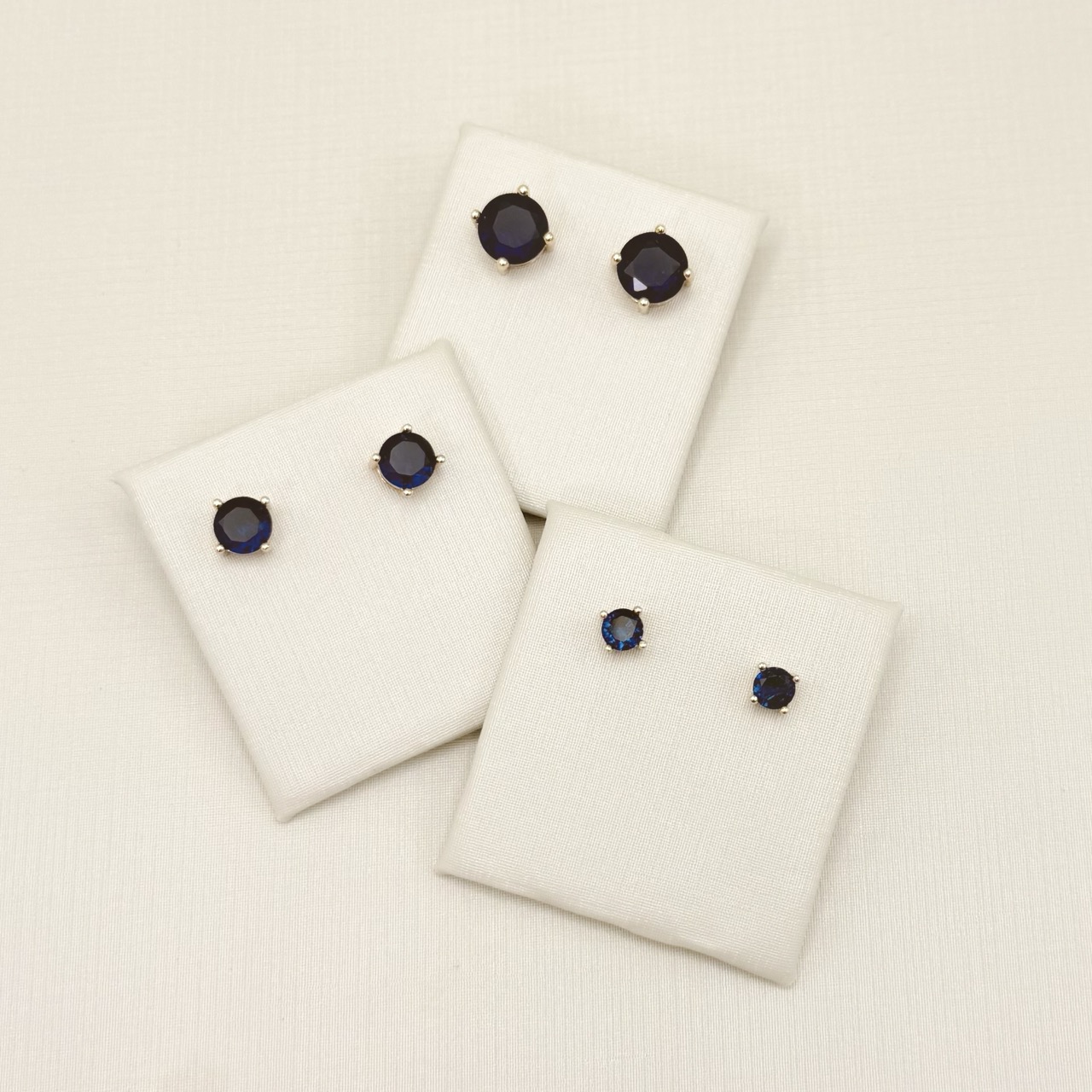 07.2867.4.O - (0,9 Tam.G) Brinco de ponto de luz circular em garras com galeria