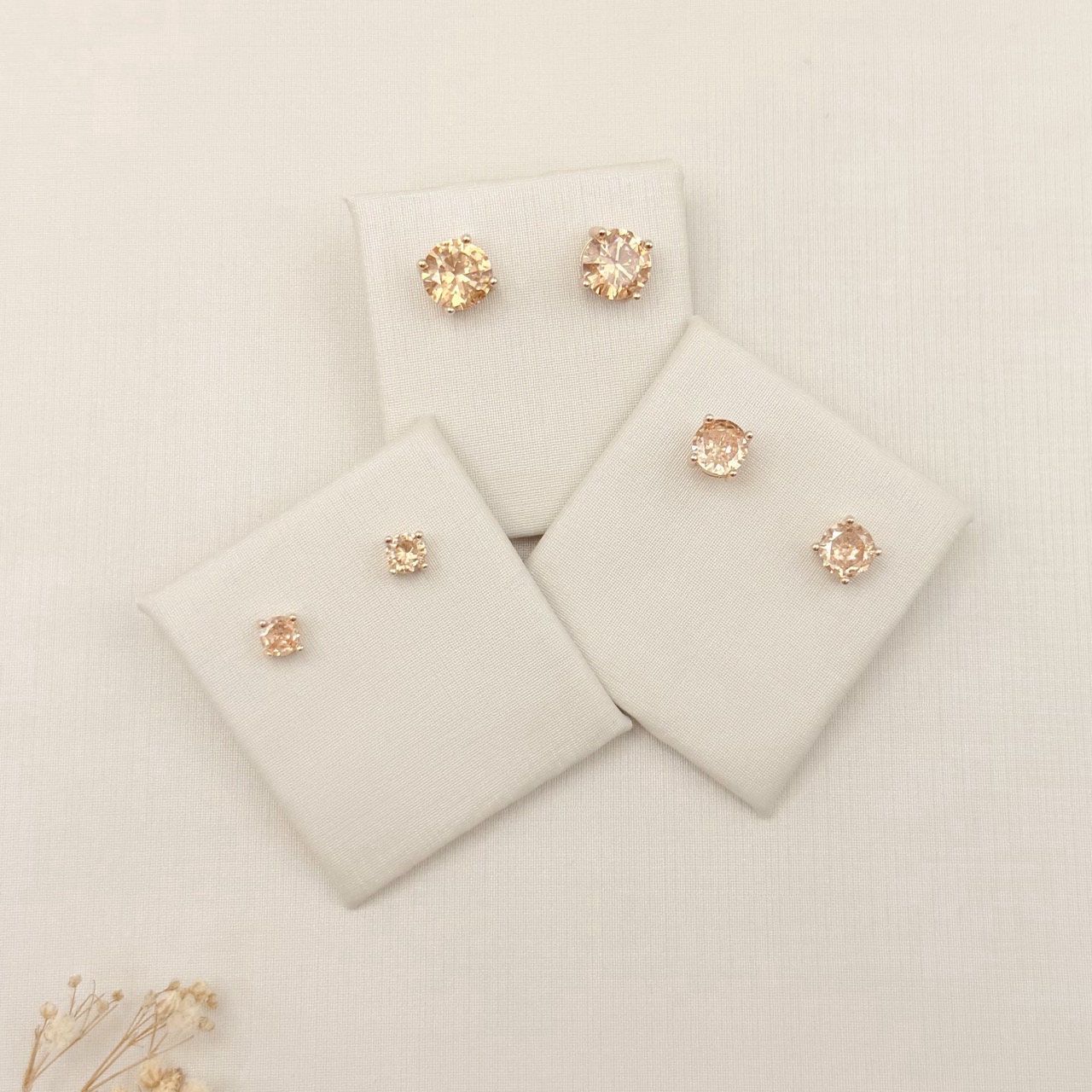 07.2867.3.O - (0,9 Tam.G) Brinco de ponto de luz circular em garras com galeria