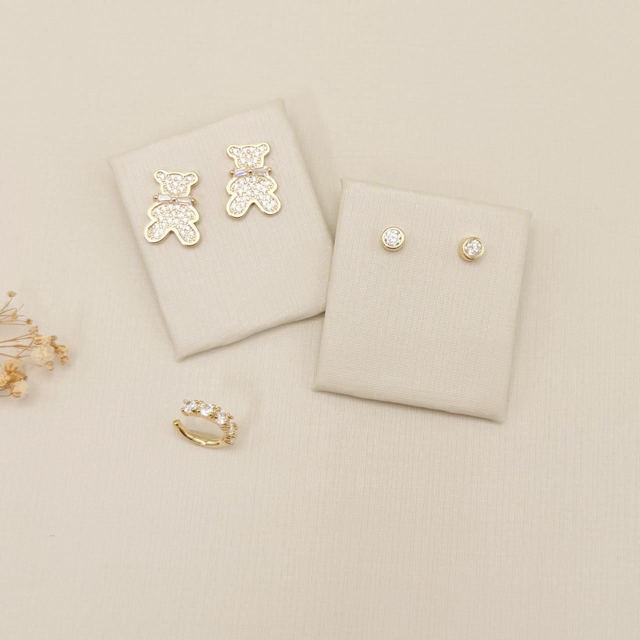 07.2868.1.O - Brinco de formato urso cravejado com gravata em zirconia carre