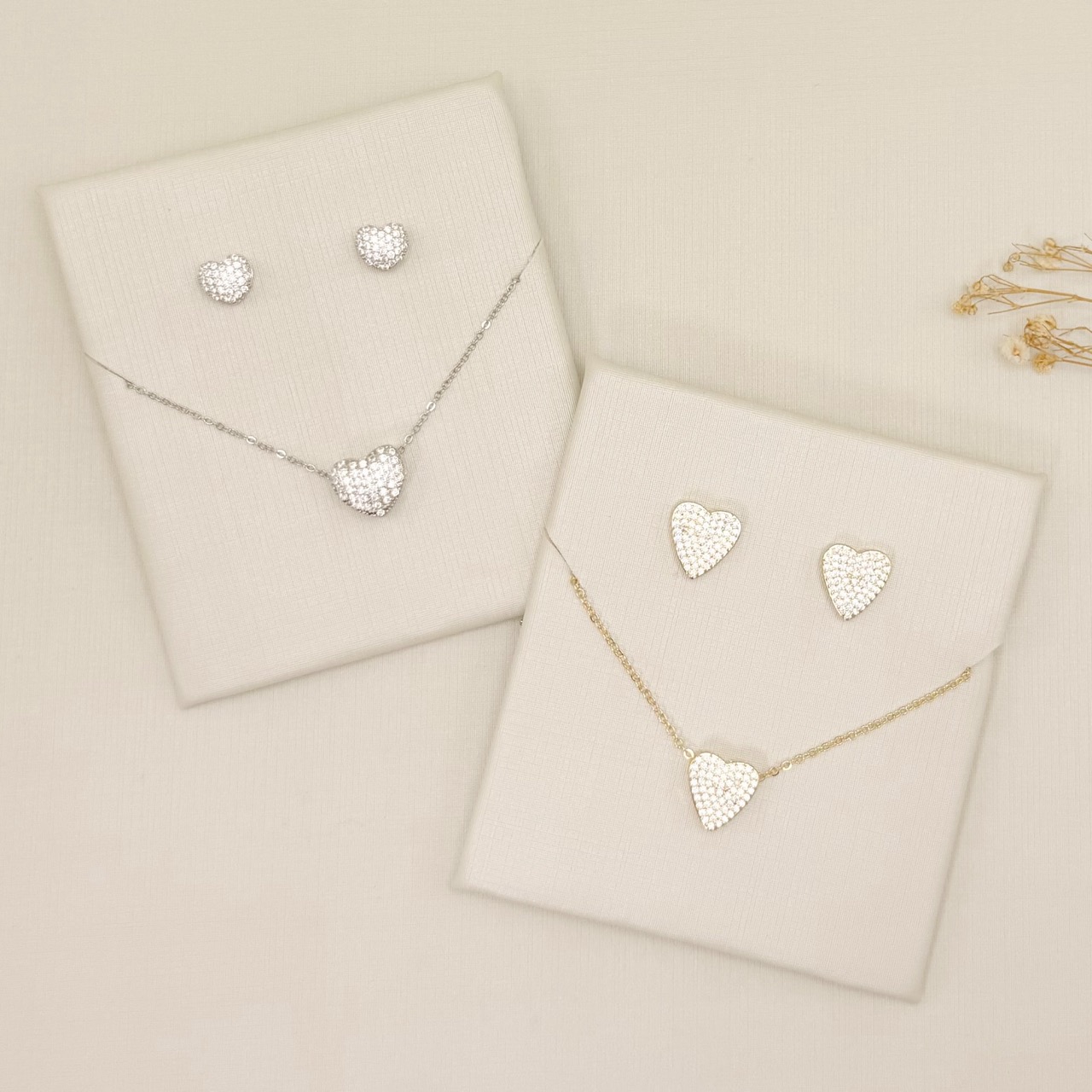 08.0628.1.B - (40) Conjunto de coração abaloado cravejado com galeria