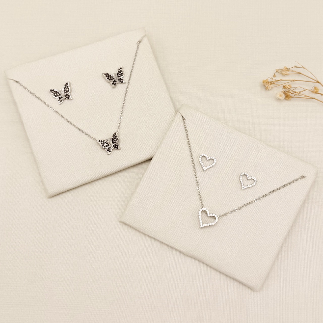 08.0629.2.B - (40) Conjunto de borboleta monarca cravejada com borda lisa