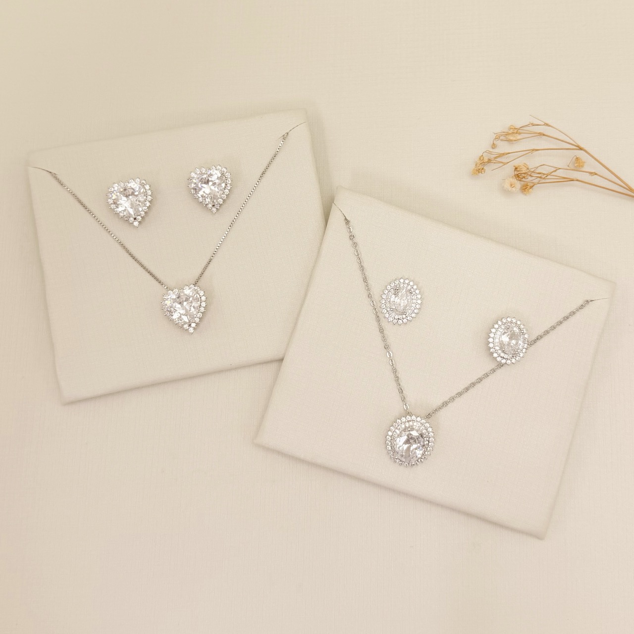 08.0630.1.B - (40) Conjunto oval com duas linhas de aura em volta