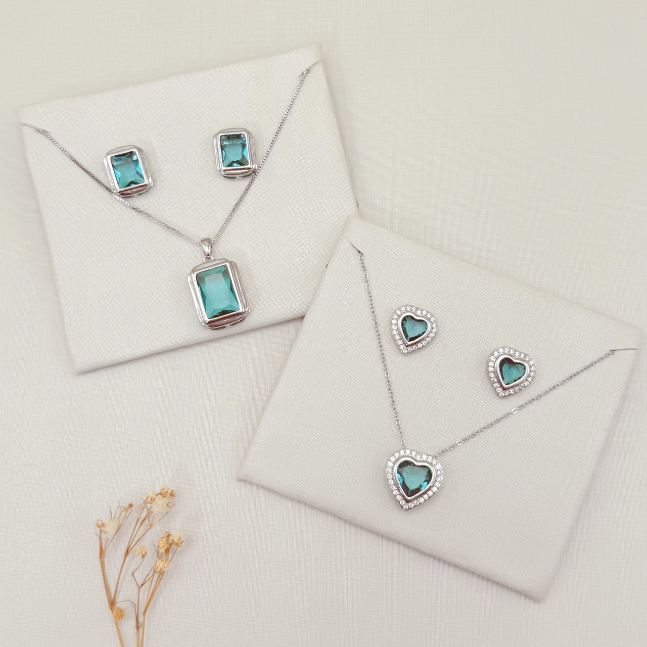 08.0631.9.B - (40) Conjunto de coração em cravação gypsy com uma linha de arura